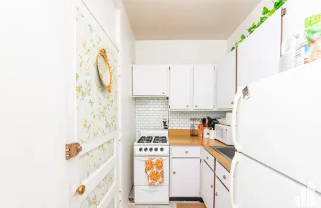 1 Bedroom Lakeview Apartment