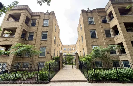 2 Bedroom Albany Park Apartment