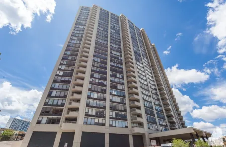 2 Bedroom Lakeview Apartment