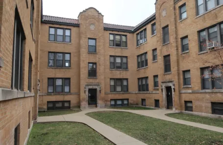 Studio Irving Park Apartment