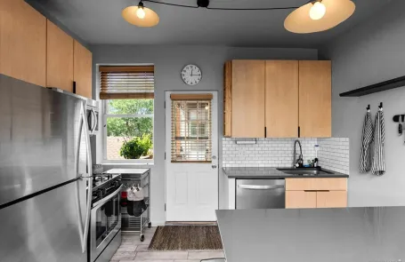 2 Bedroom Andersonville Apartment