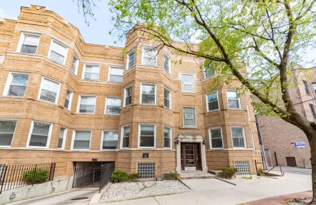 2 Bedroom Lakeview Apartment