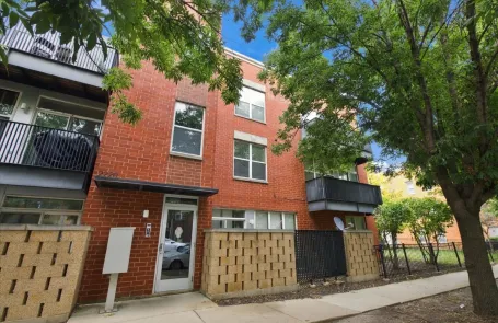 3 Bedroom Near West Side Apartment