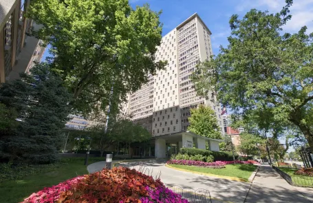 2 Bedroom Lakeview Apartment