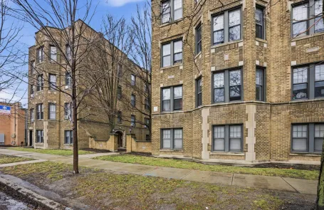 1 Bedroom North Center Apartment