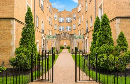 1 Bedroom Rogers Park Apartment