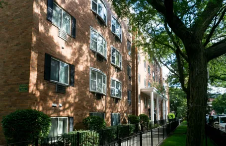 1 Bedroom Lakeview Apartment