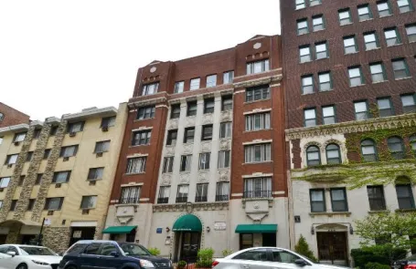 1 Bedroom Lakeview Apartment