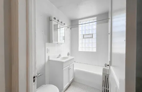 1 Bedroom Lakeview Apartment