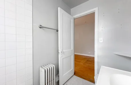 1 Bedroom Lakeview Apartment