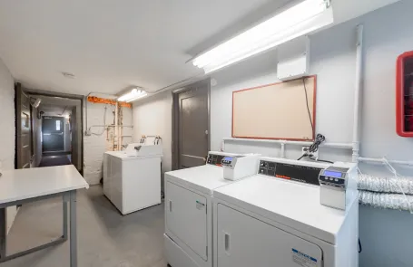 1 Bedroom Lakeview Apartment