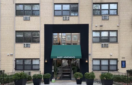 1 Bedroom Lakeview Apartment