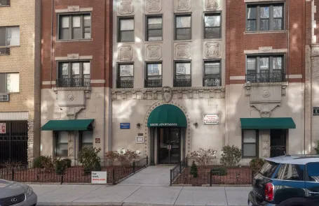 2 Bedroom Lakeview Apartment