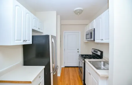 1 Bedroom Lakeview Apartment
