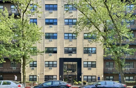 1 Bedroom Lakeview Apartment