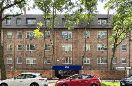 1 Bedroom Lakeview Apartment