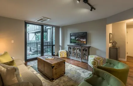 1 Bedroom Edgewater Apartment