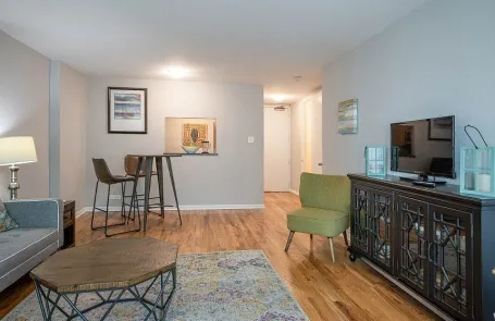 1 Bedroom Uptown Apartment