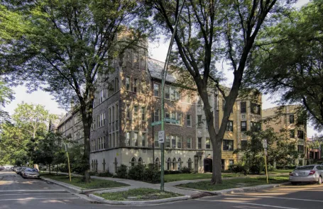 Studio Old Irving Park Apartment