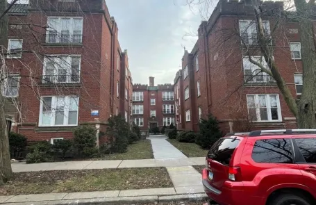 Studio Irving Park Apartment