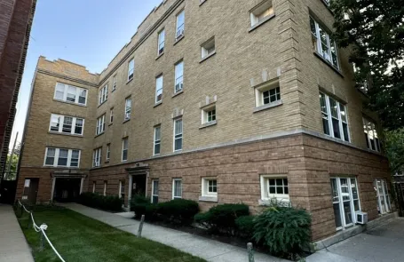 1 Bedroom North Center Apartment