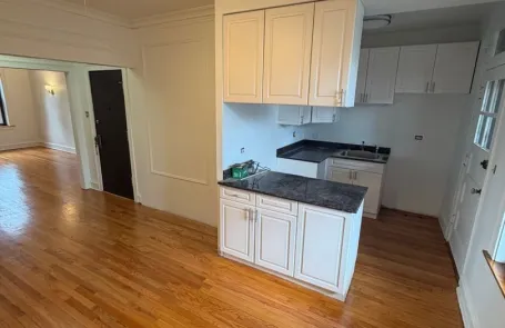 2 Bedroom Lakeview Apartment