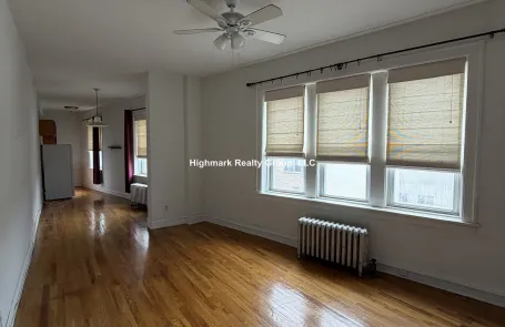 Studio Rogers Park Apartment