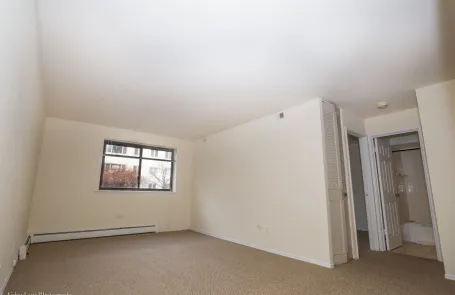 1 Bedroom Lakeview Apartment