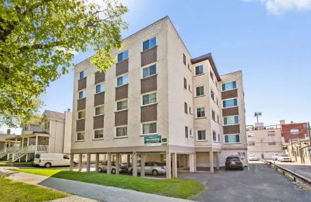 4 Bedroom West Ridge Apartment