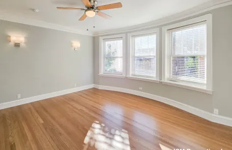 2 Bedroom Andersonville Apartment