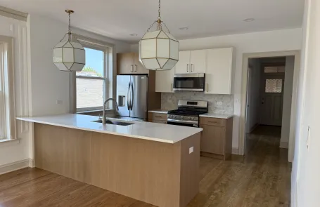 01_-_kitchen_and_peninsula